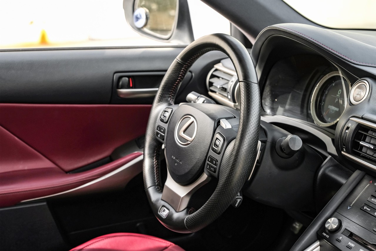 Lexus IS Vehicle Main Gallery Image 13