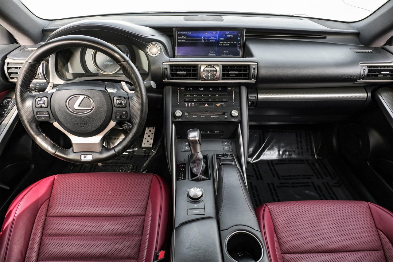 Lexus IS Vehicle Main Gallery Image 14