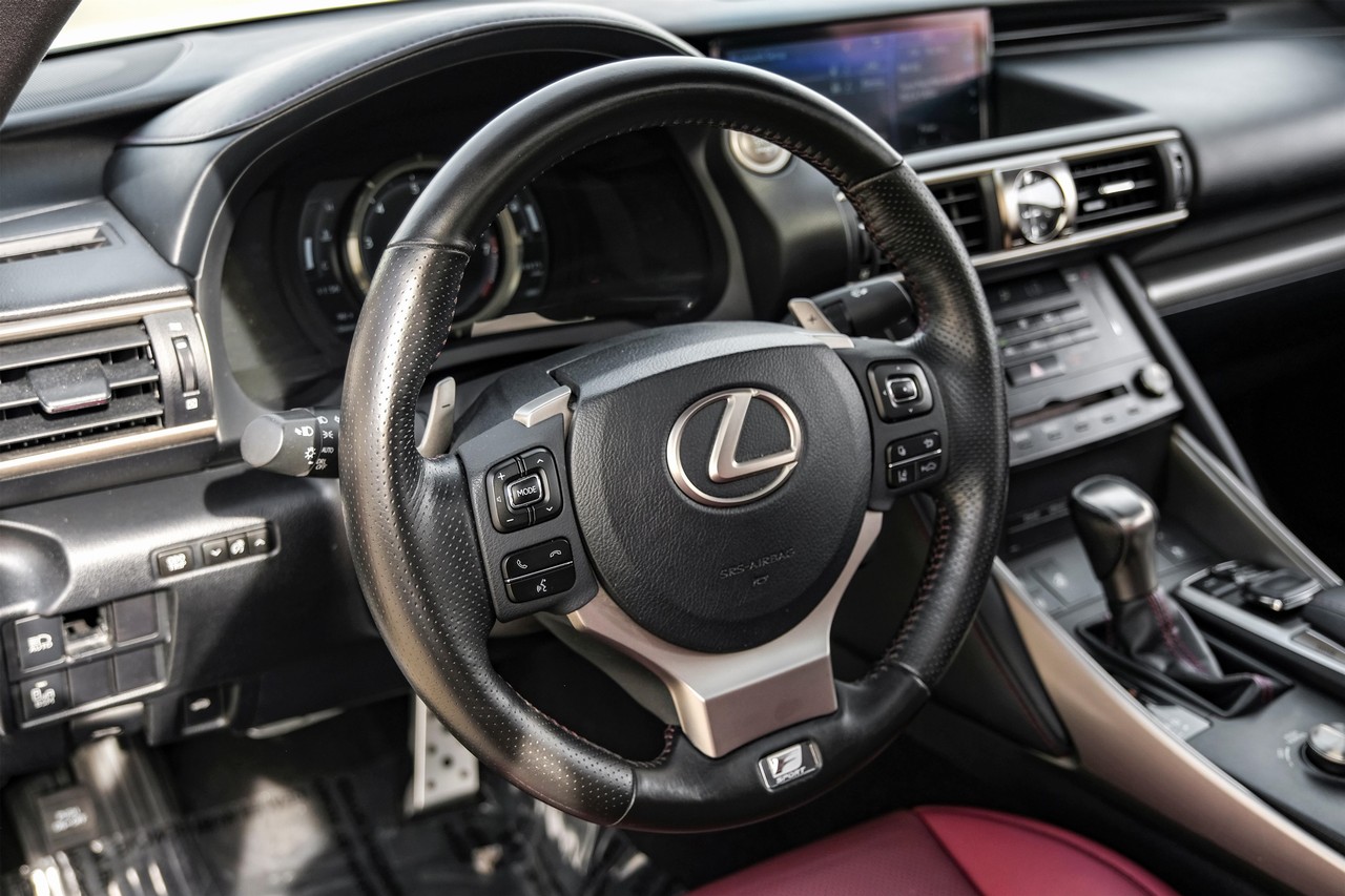 Lexus IS Vehicle Main Gallery Image 15