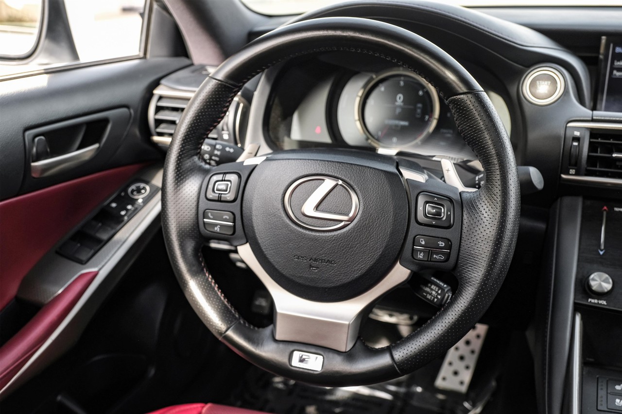 Lexus IS Vehicle Main Gallery Image 16