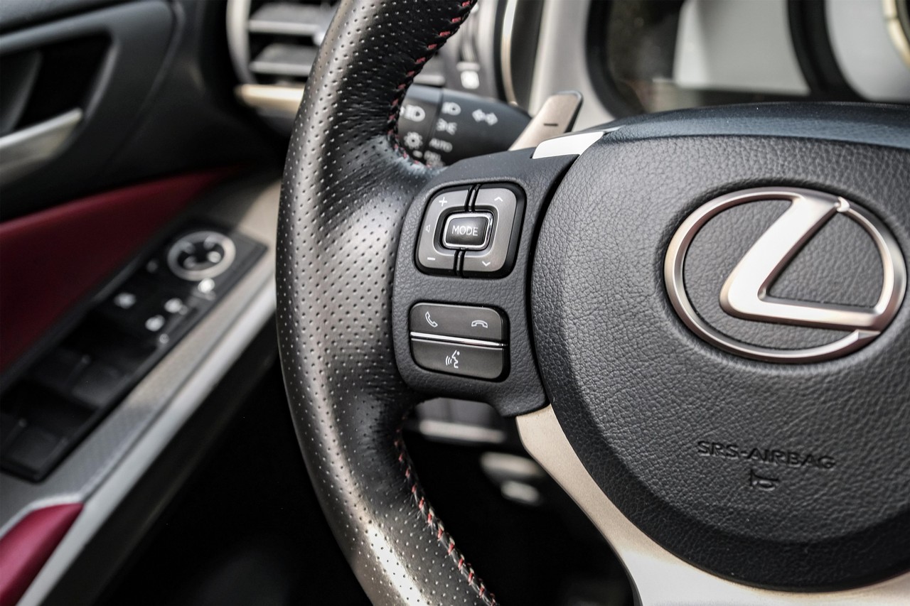 Lexus IS Vehicle Main Gallery Image 17