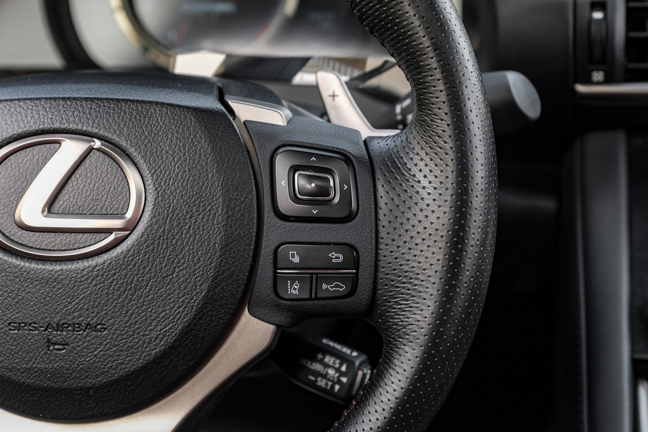 Lexus IS Vehicle Main Gallery Image 18