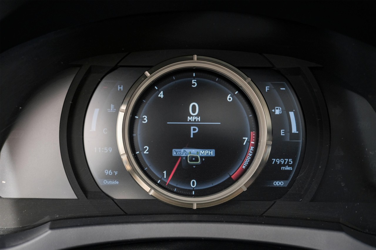 Lexus IS Vehicle Main Gallery Image 19