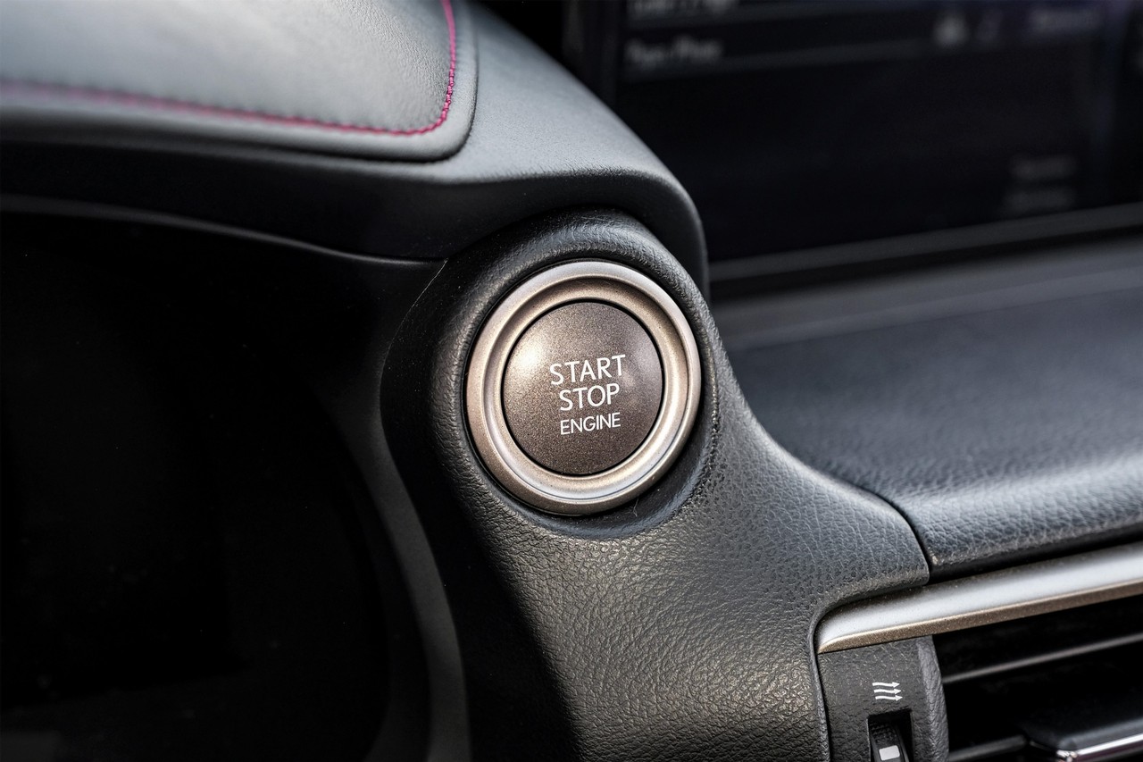 Lexus IS Vehicle Main Gallery Image 21