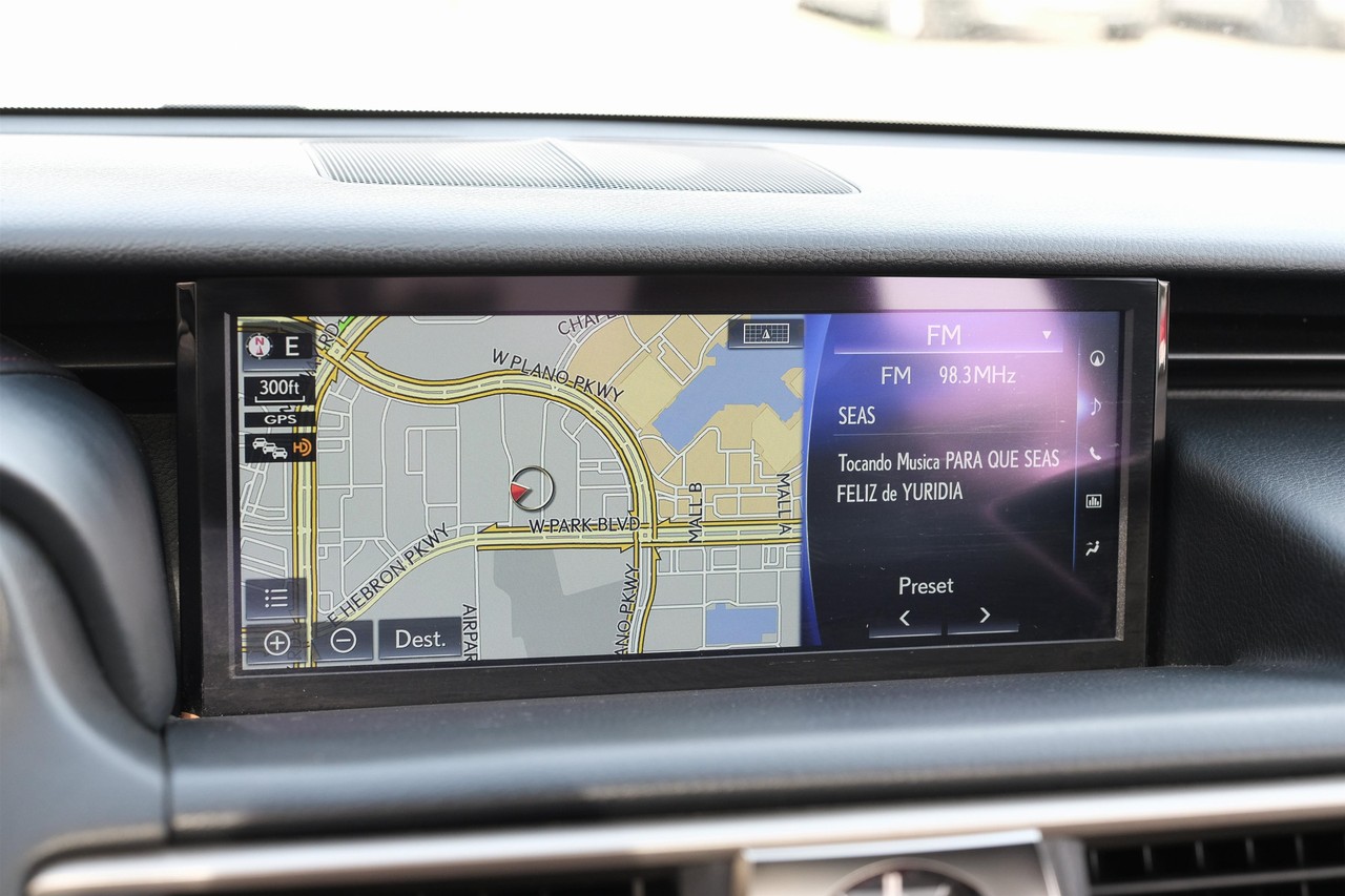 Lexus IS Vehicle Main Gallery Image 22