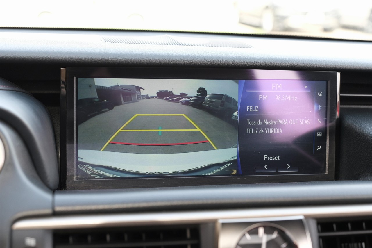 Lexus IS Vehicle Main Gallery Image 23