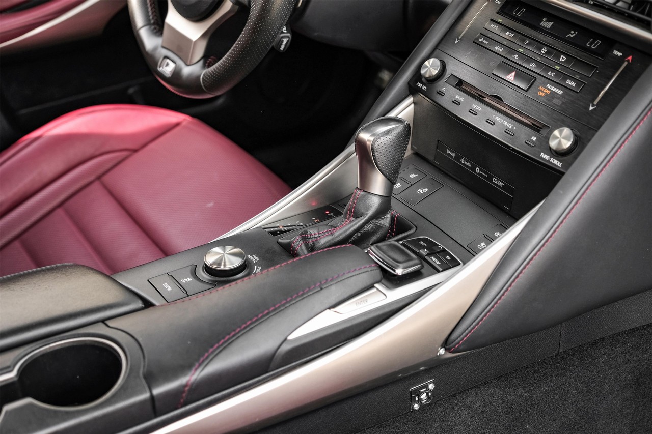 Lexus IS Vehicle Main Gallery Image 24