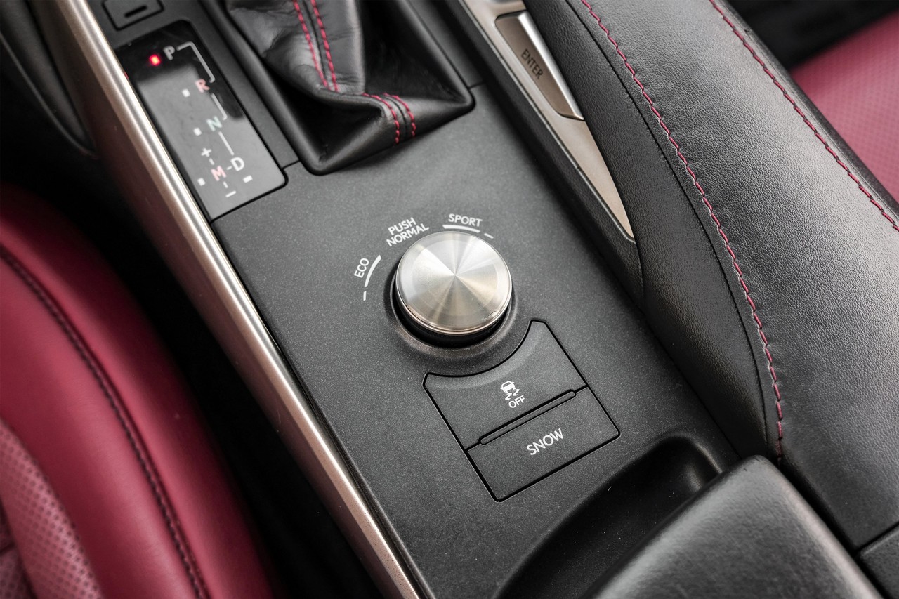 Lexus IS Vehicle Main Gallery Image 26