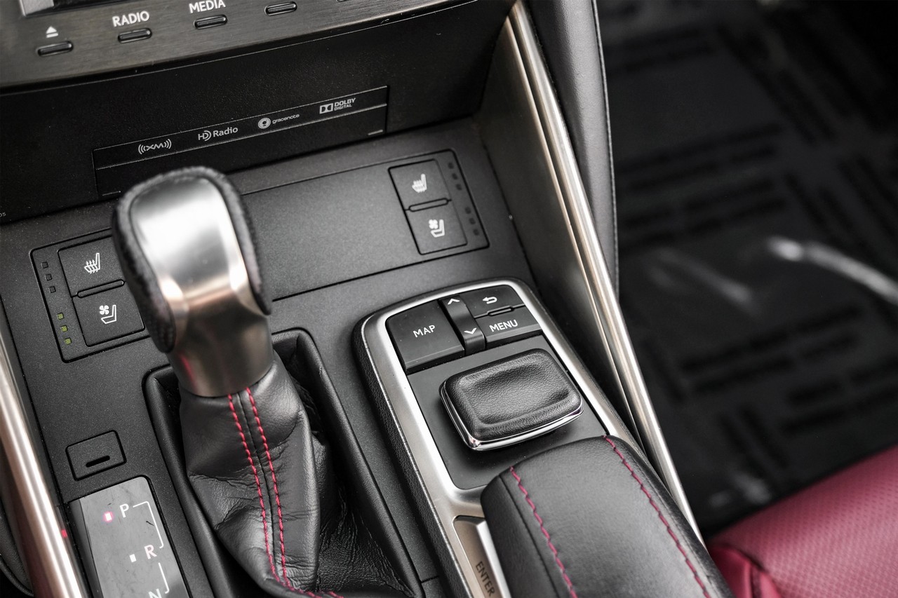 Lexus IS Vehicle Main Gallery Image 27