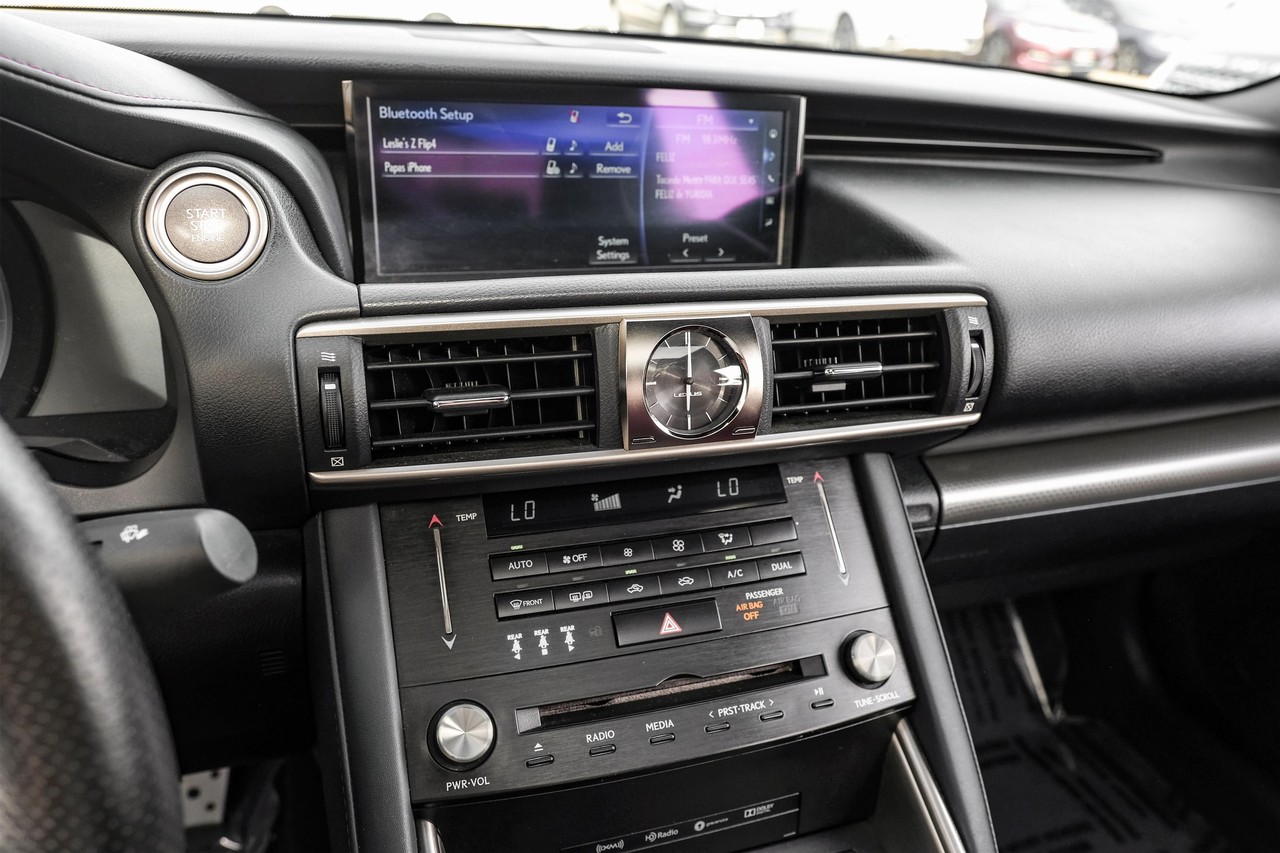 Lexus IS Vehicle Main Gallery Image 28