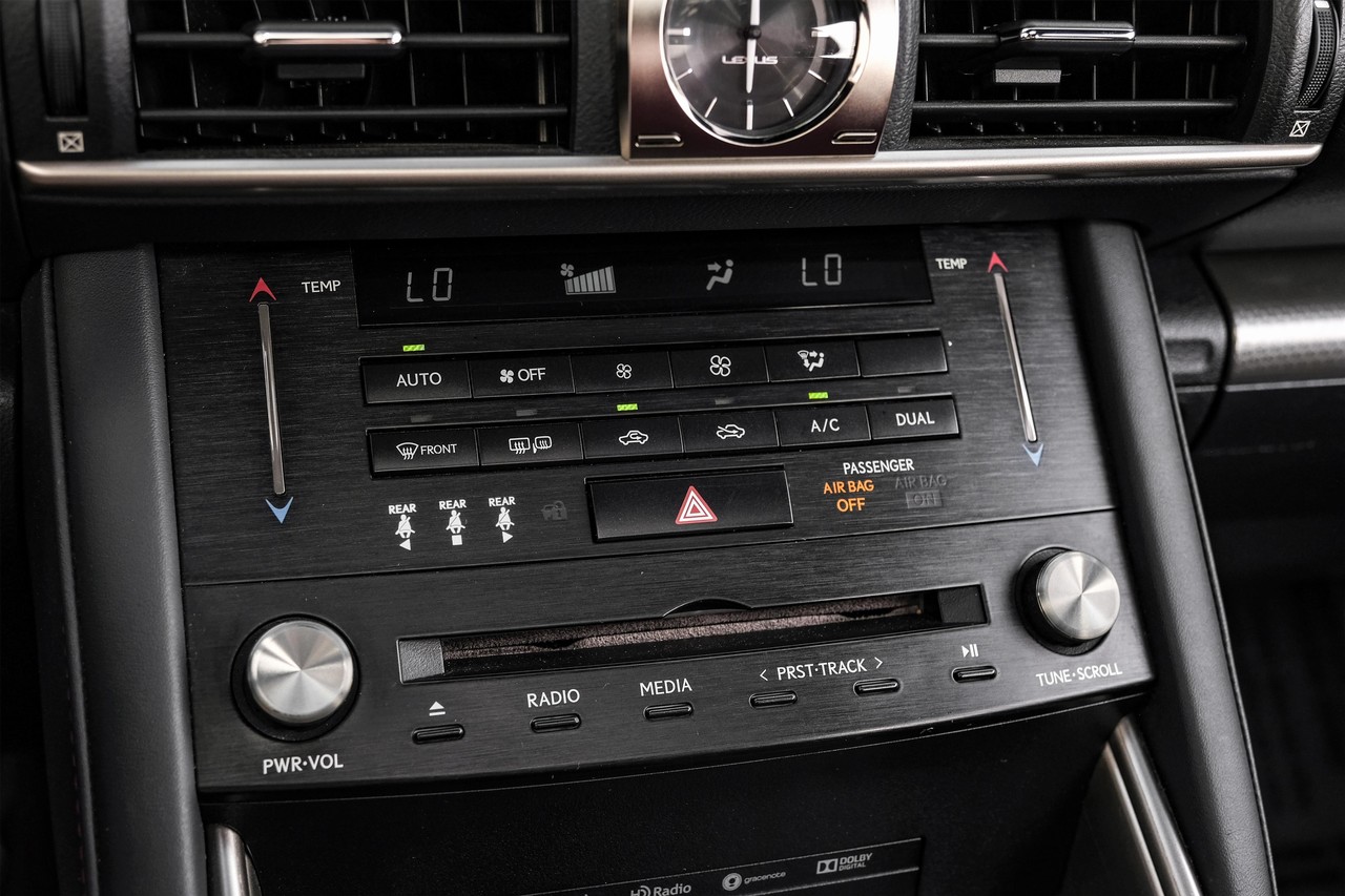 Lexus IS Vehicle Main Gallery Image 29