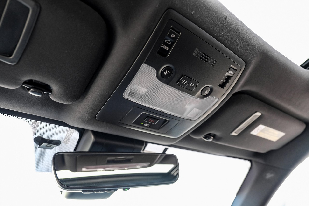 Lexus IS Vehicle Main Gallery Image 30