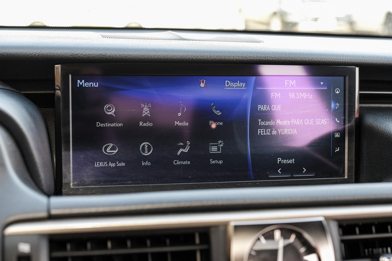 Lexus IS Vehicle Main Gallery Image 31