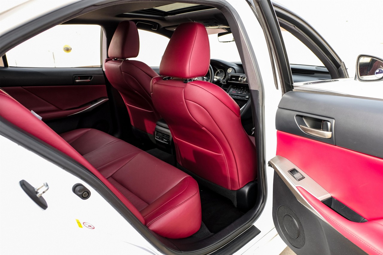 Lexus IS Vehicle Main Gallery Image 34
