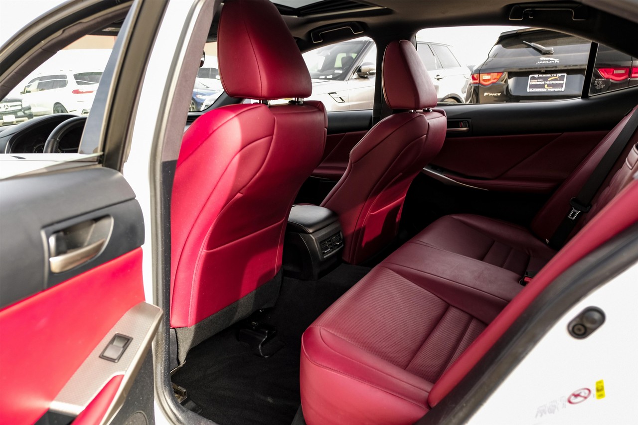 Lexus IS Vehicle Main Gallery Image 35