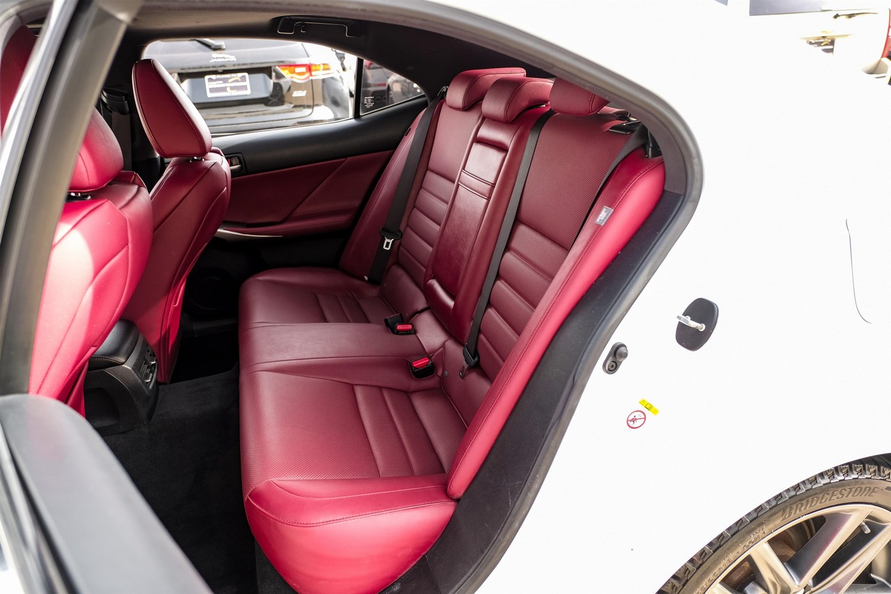 Lexus IS Vehicle Main Gallery Image 36