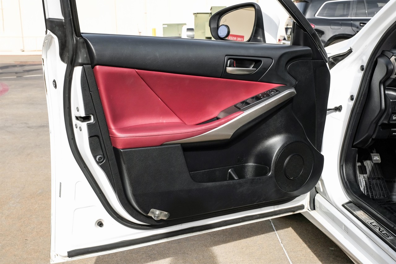 Lexus IS Vehicle Main Gallery Image 39