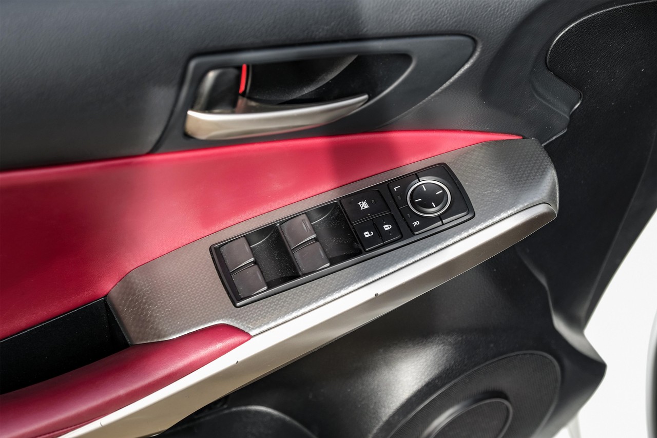 Lexus IS Vehicle Main Gallery Image 40