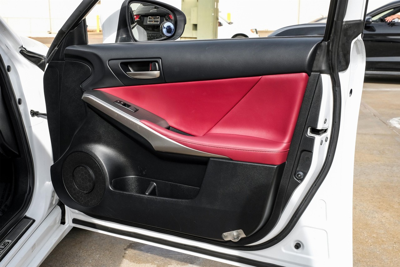 Lexus IS Vehicle Main Gallery Image 41