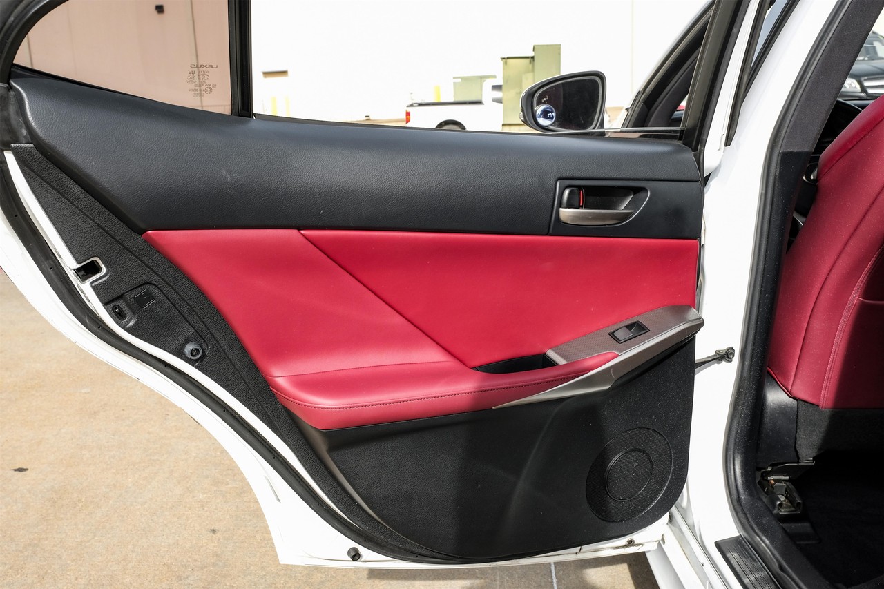 Lexus IS Vehicle Main Gallery Image 42