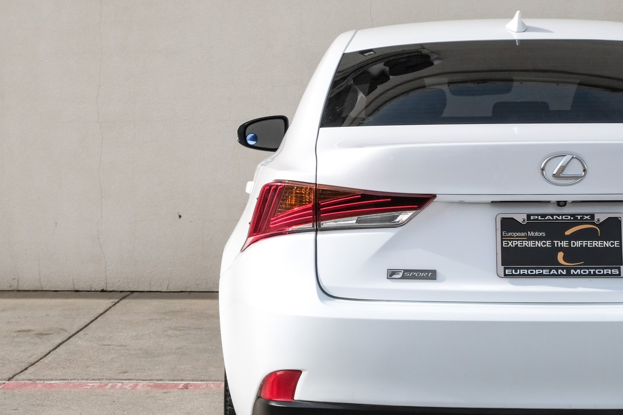 Lexus IS Vehicle Main Gallery Image 45