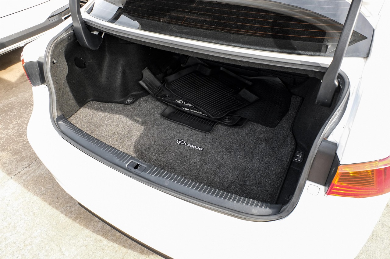 Lexus IS Vehicle Main Gallery Image 46