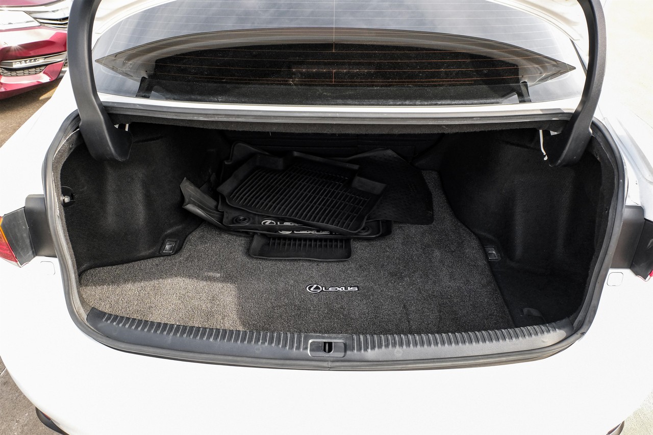 Lexus IS Vehicle Main Gallery Image 47