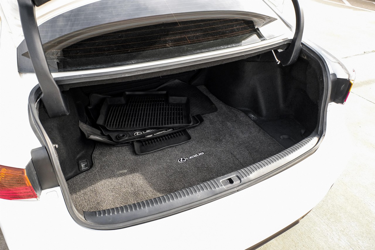 Lexus IS Vehicle Main Gallery Image 48