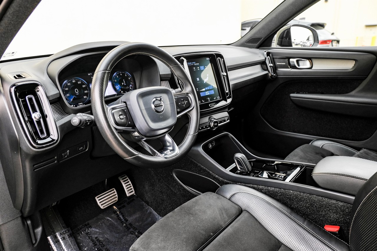 Volvo XC40 Vehicle Main Gallery Image 03