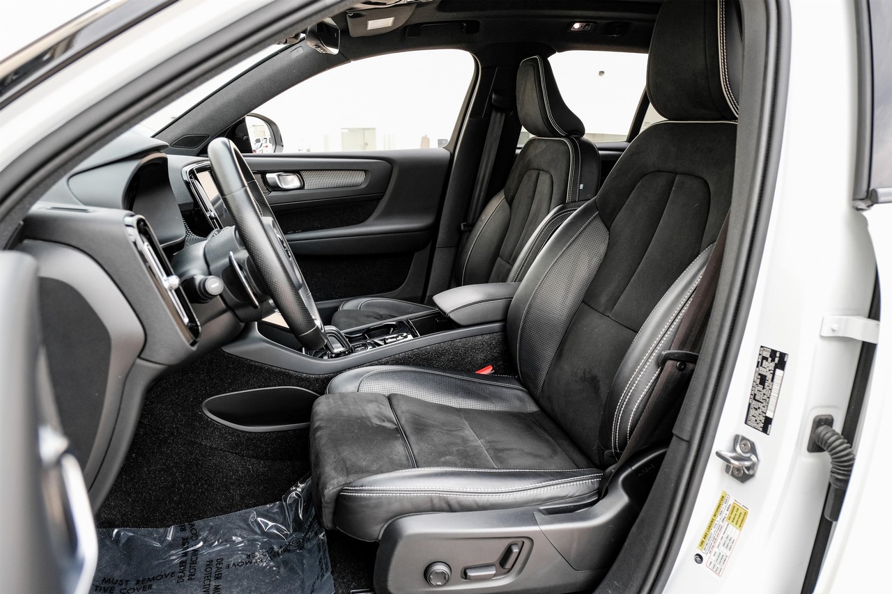 Volvo XC40 Vehicle Main Gallery Image 04