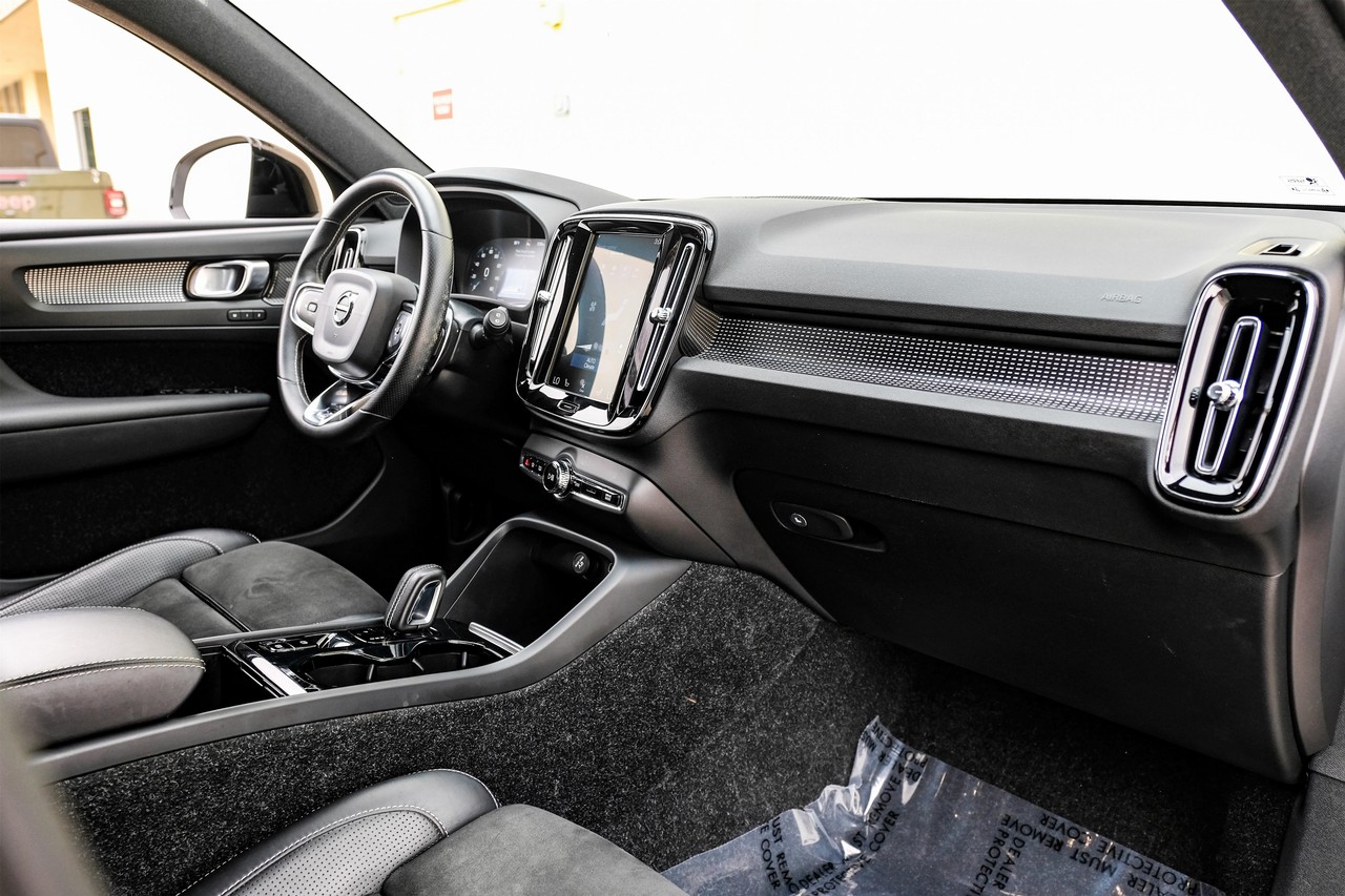 Volvo XC40 Vehicle Main Gallery Image 13