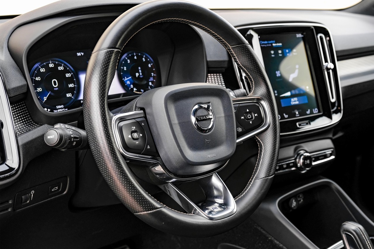 Volvo XC40 Vehicle Main Gallery Image 16