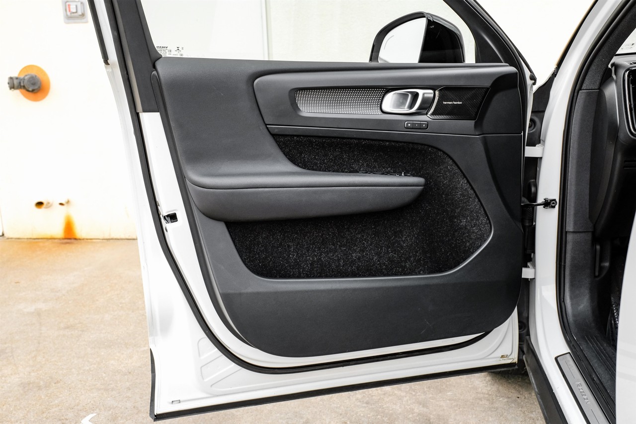 Volvo XC40 Vehicle Main Gallery Image 46