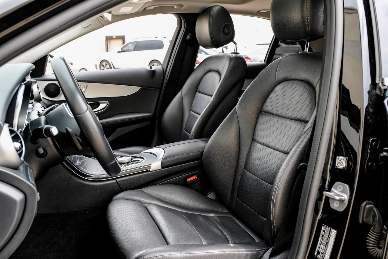 Mercedes-Benz C-Class Vehicle Main Gallery Image 04