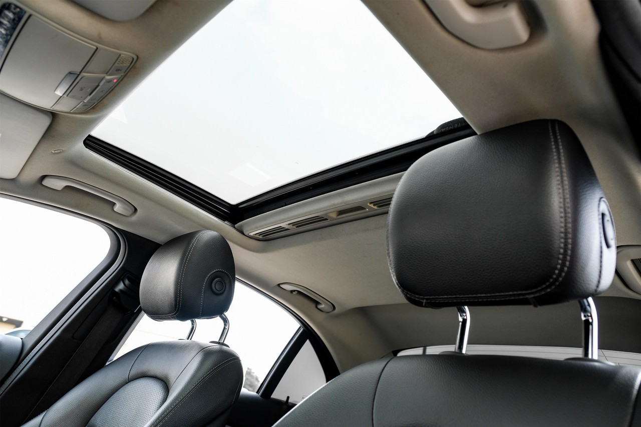 Mercedes-Benz C-Class Vehicle Main Gallery Image 05