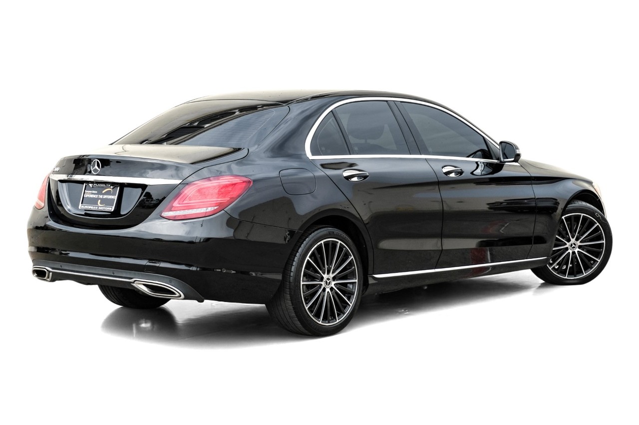 Mercedes-Benz C-Class Vehicle Main Gallery Image 09