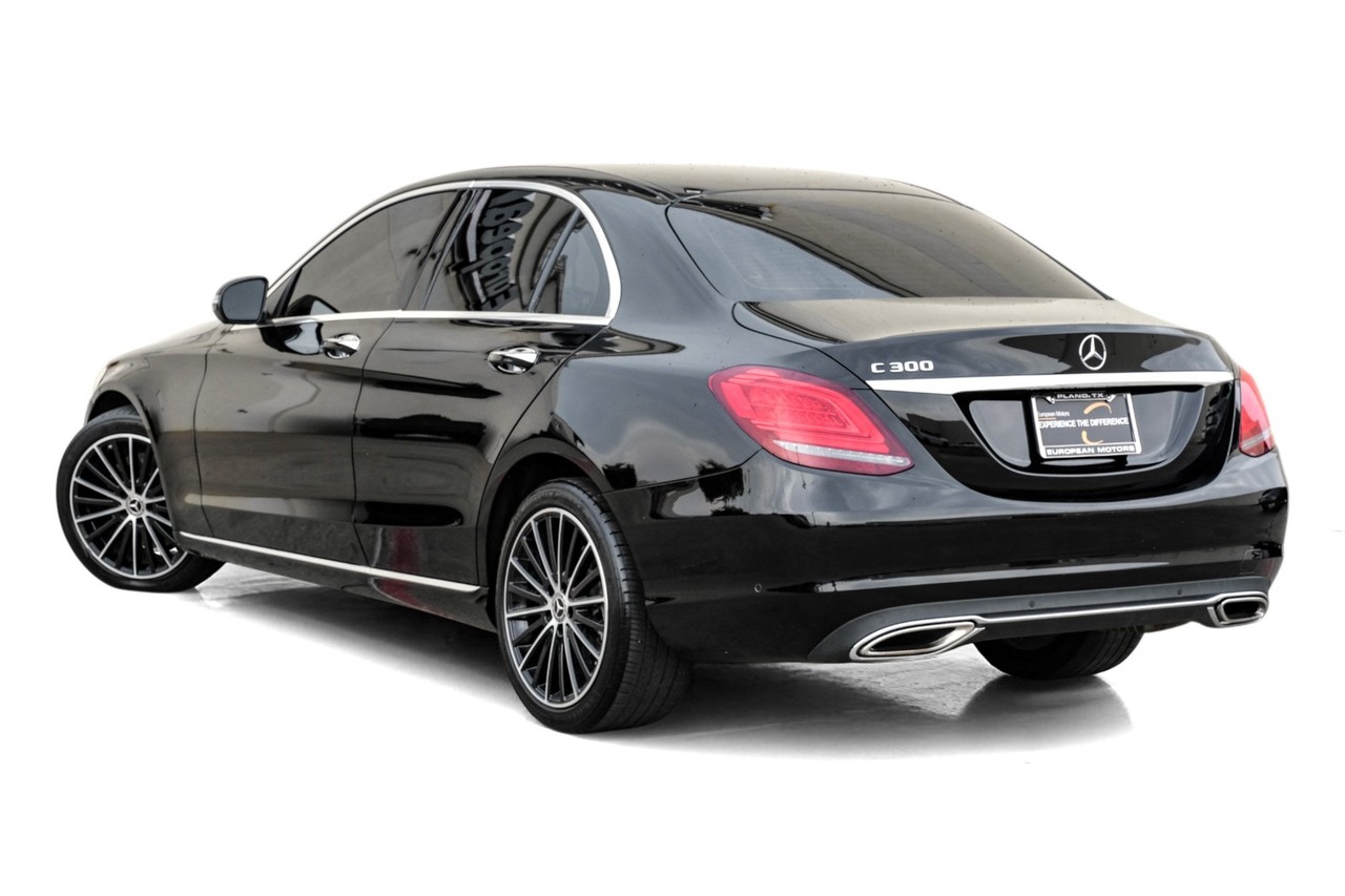 Mercedes-Benz C-Class Vehicle Main Gallery Image 11