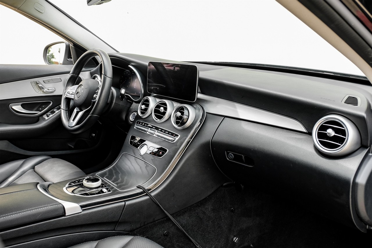 Mercedes-Benz C-Class Vehicle Main Gallery Image 13