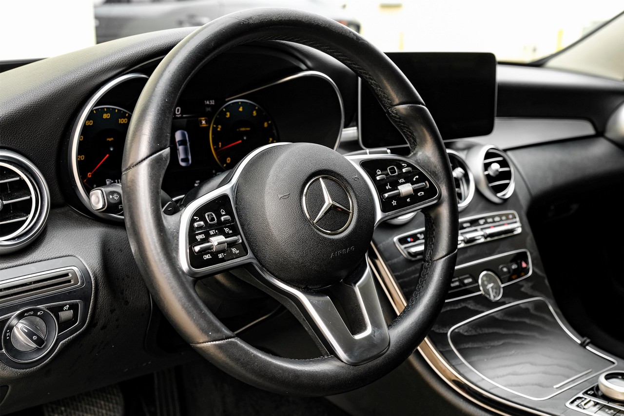 Mercedes-Benz C-Class Vehicle Main Gallery Image 15