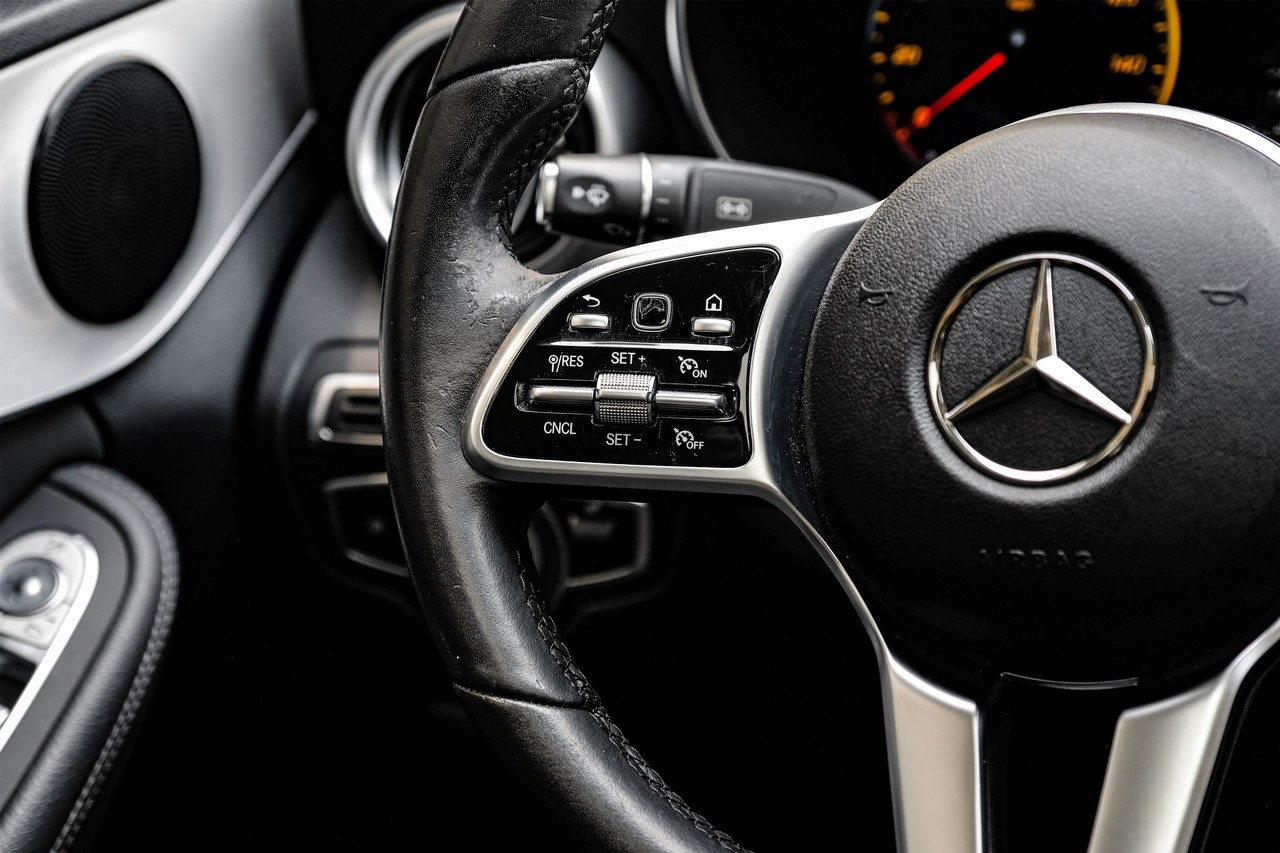 Mercedes-Benz C-Class Vehicle Main Gallery Image 17