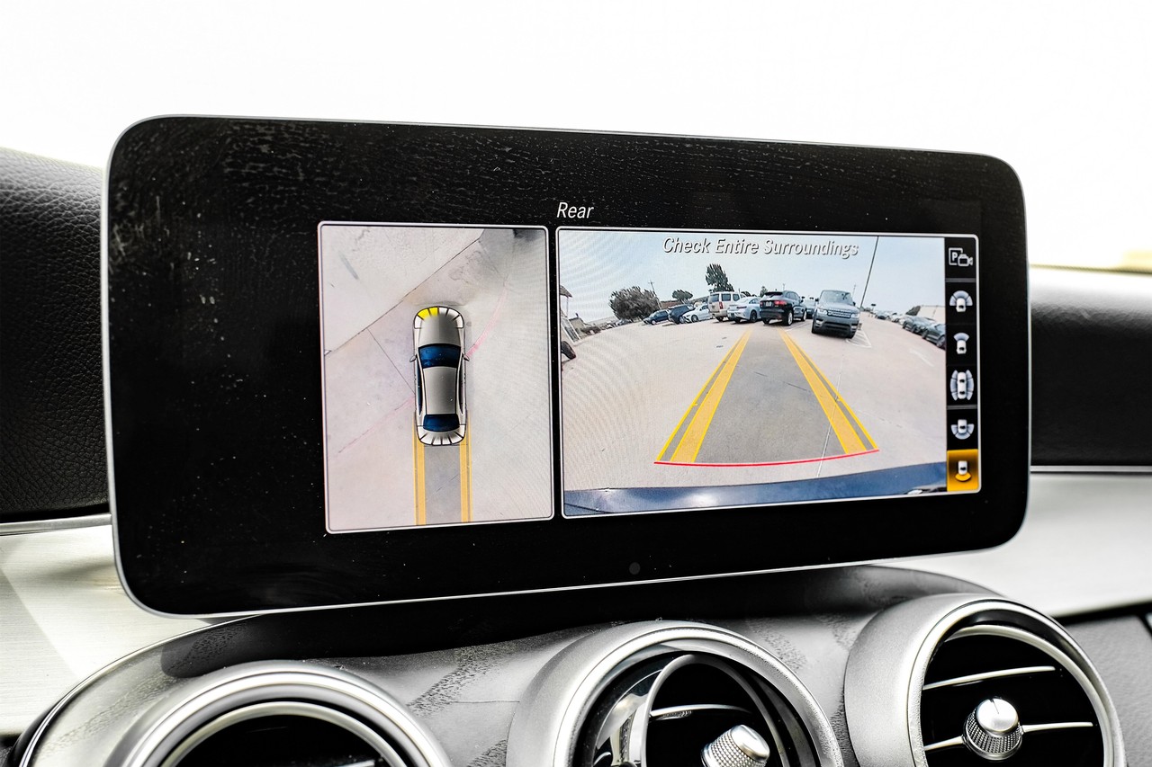 Mercedes-Benz C-Class Vehicle Main Gallery Image 21