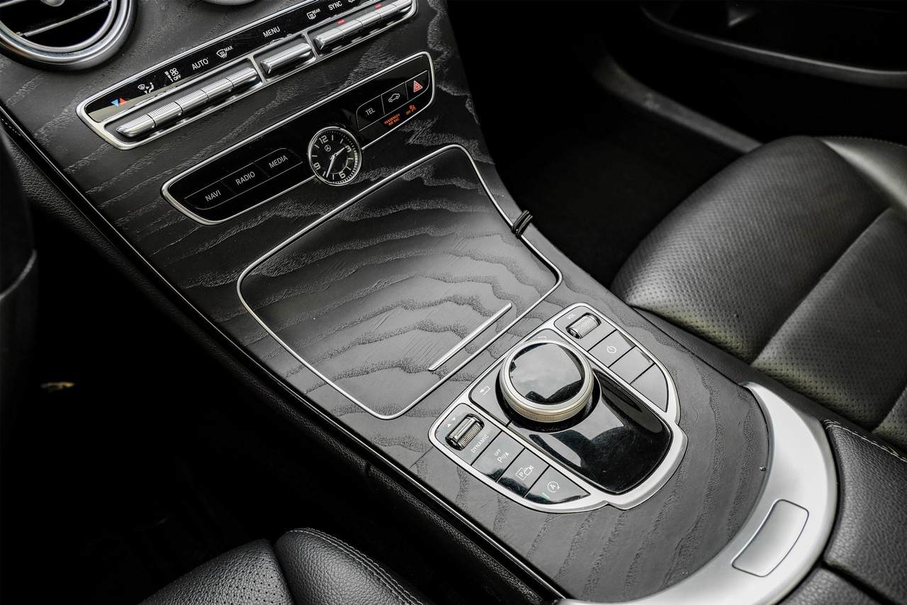 Mercedes-Benz C-Class Vehicle Main Gallery Image 22