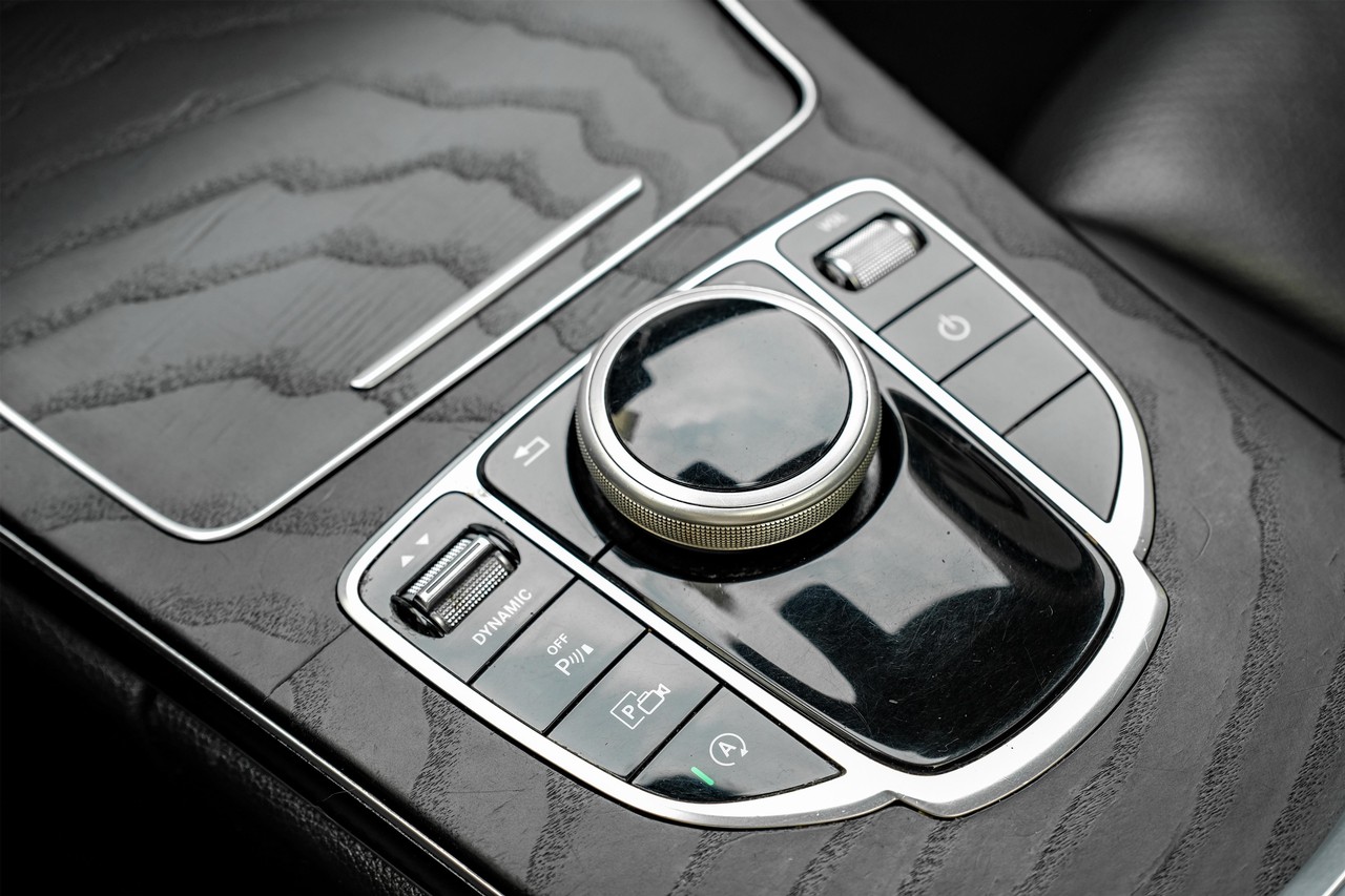 Mercedes-Benz C-Class Vehicle Main Gallery Image 23