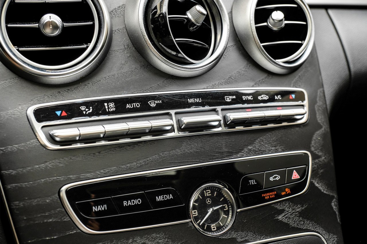 Mercedes-Benz C-Class Vehicle Main Gallery Image 24