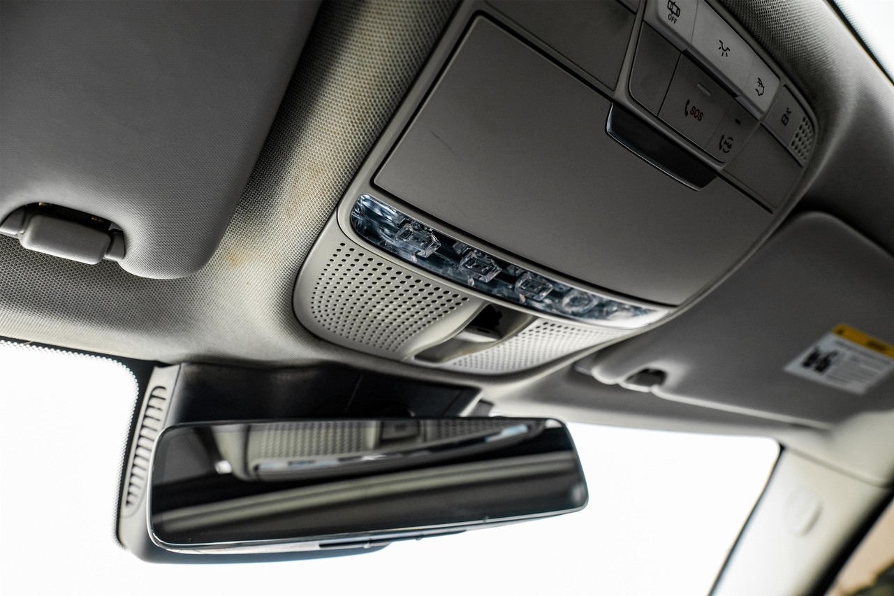 Mercedes-Benz C-Class Vehicle Main Gallery Image 26