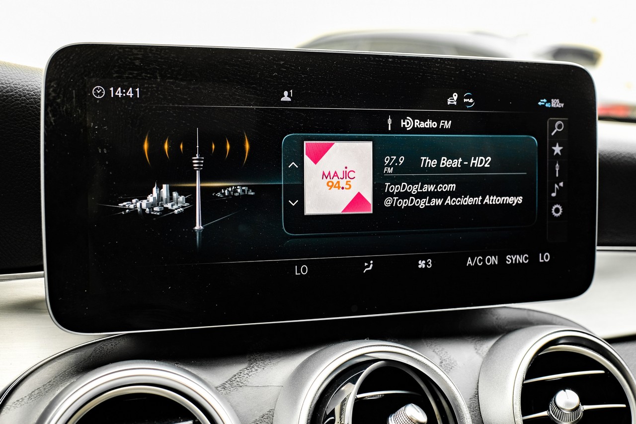 Mercedes-Benz C-Class Vehicle Main Gallery Image 27