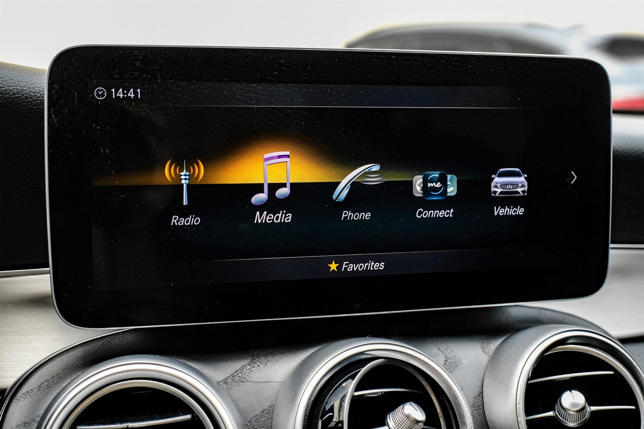 Mercedes-Benz C-Class Vehicle Main Gallery Image 29