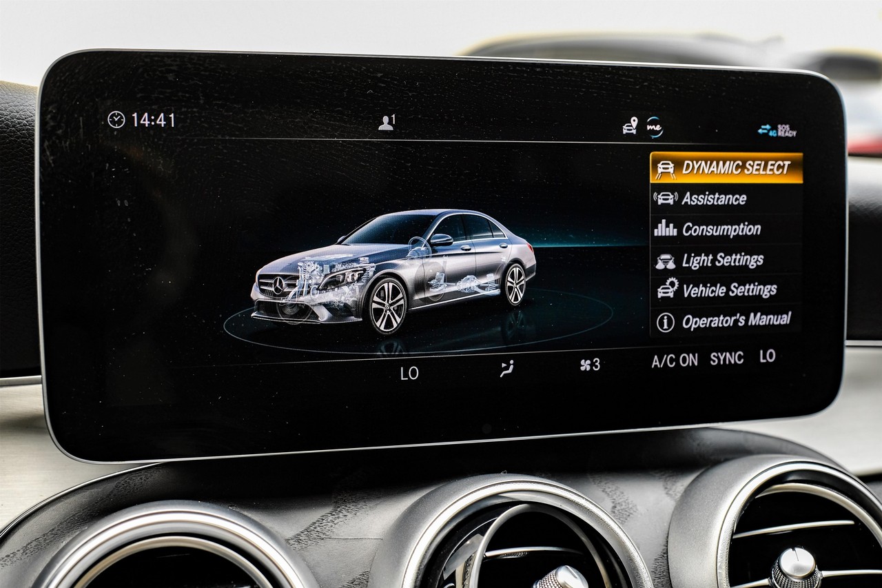 Mercedes-Benz C-Class Vehicle Main Gallery Image 31