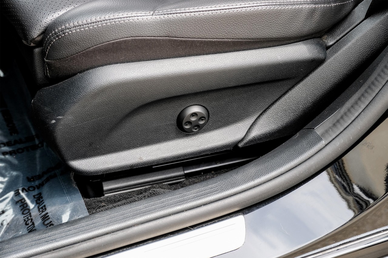 Mercedes-Benz C-Class Vehicle Main Gallery Image 32