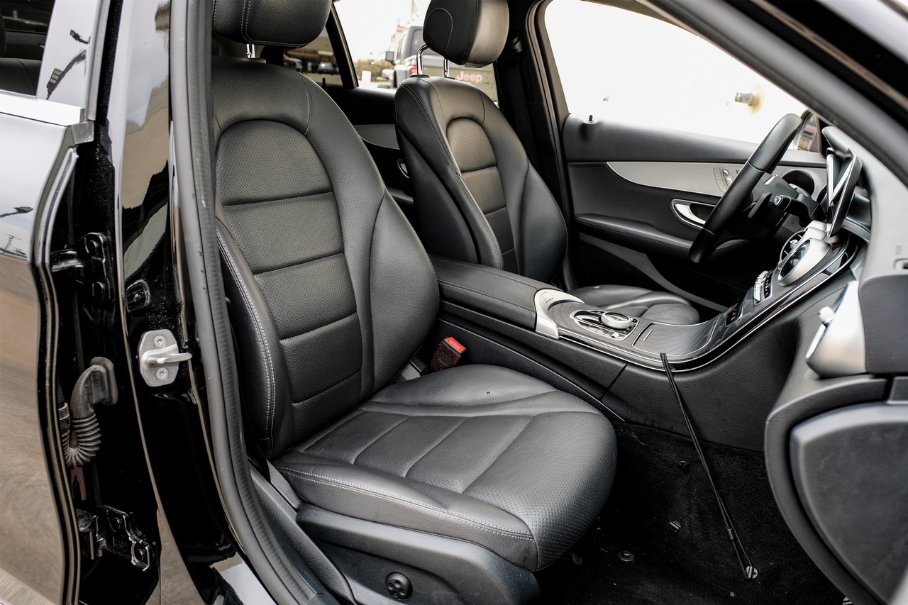 Mercedes-Benz C-Class Vehicle Main Gallery Image 33
